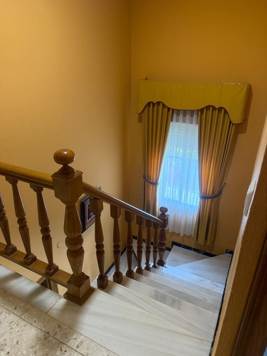 4 bedroom Villa for sale in Cordoba city with pool garage - € 349,900 (Ref: 9407992)