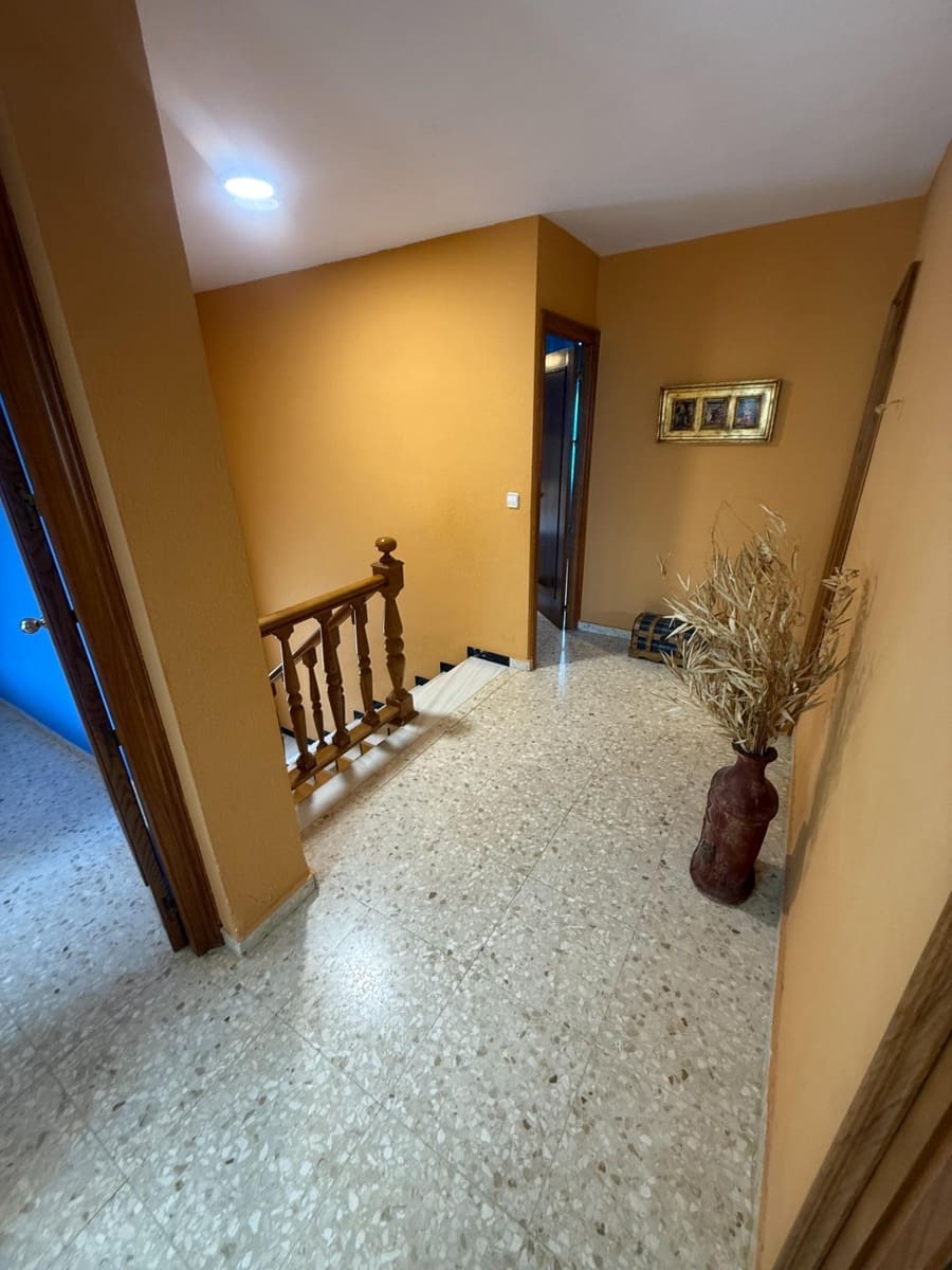 4 bedroom Villa for sale in Cordoba city with pool garage - € 349,900 (Ref: 9407992)