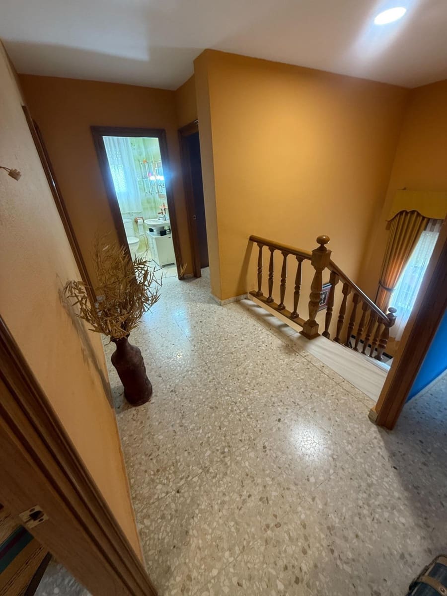 4 bedroom Villa for sale in Cordoba city with pool garage - € 349,900 (Ref: 9407992)