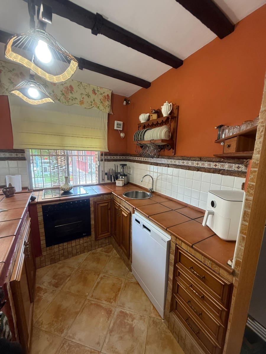 4 bedroom Villa for sale in Cordoba city with pool garage - € 349,900 (Ref: 9407992)