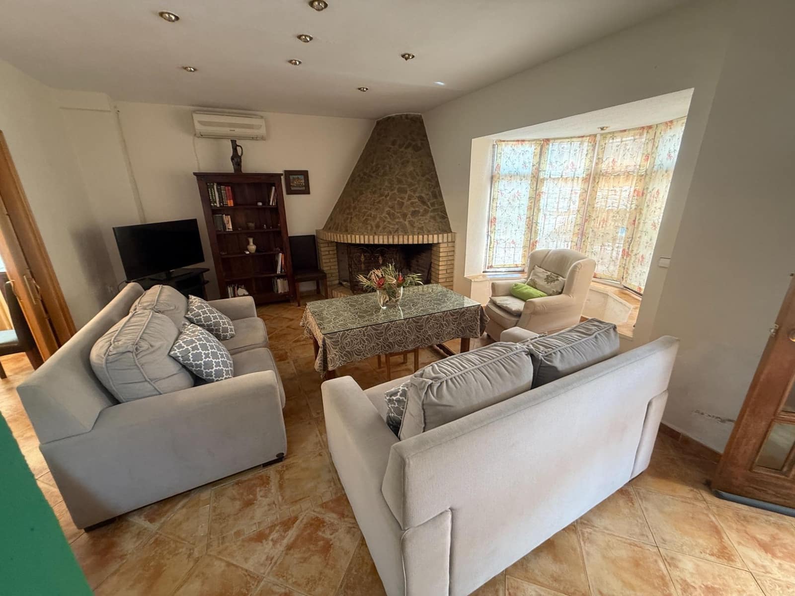 4 bedroom Villa for sale in Cordoba city with pool garage - € 349,900 (Ref: 9407992)