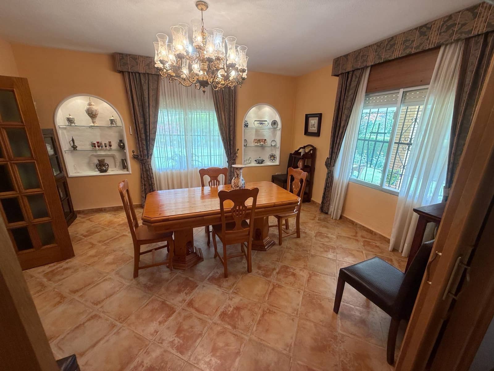 4 bedroom Villa for sale in Cordoba city with pool garage - € 349,900 (Ref: 9407992)