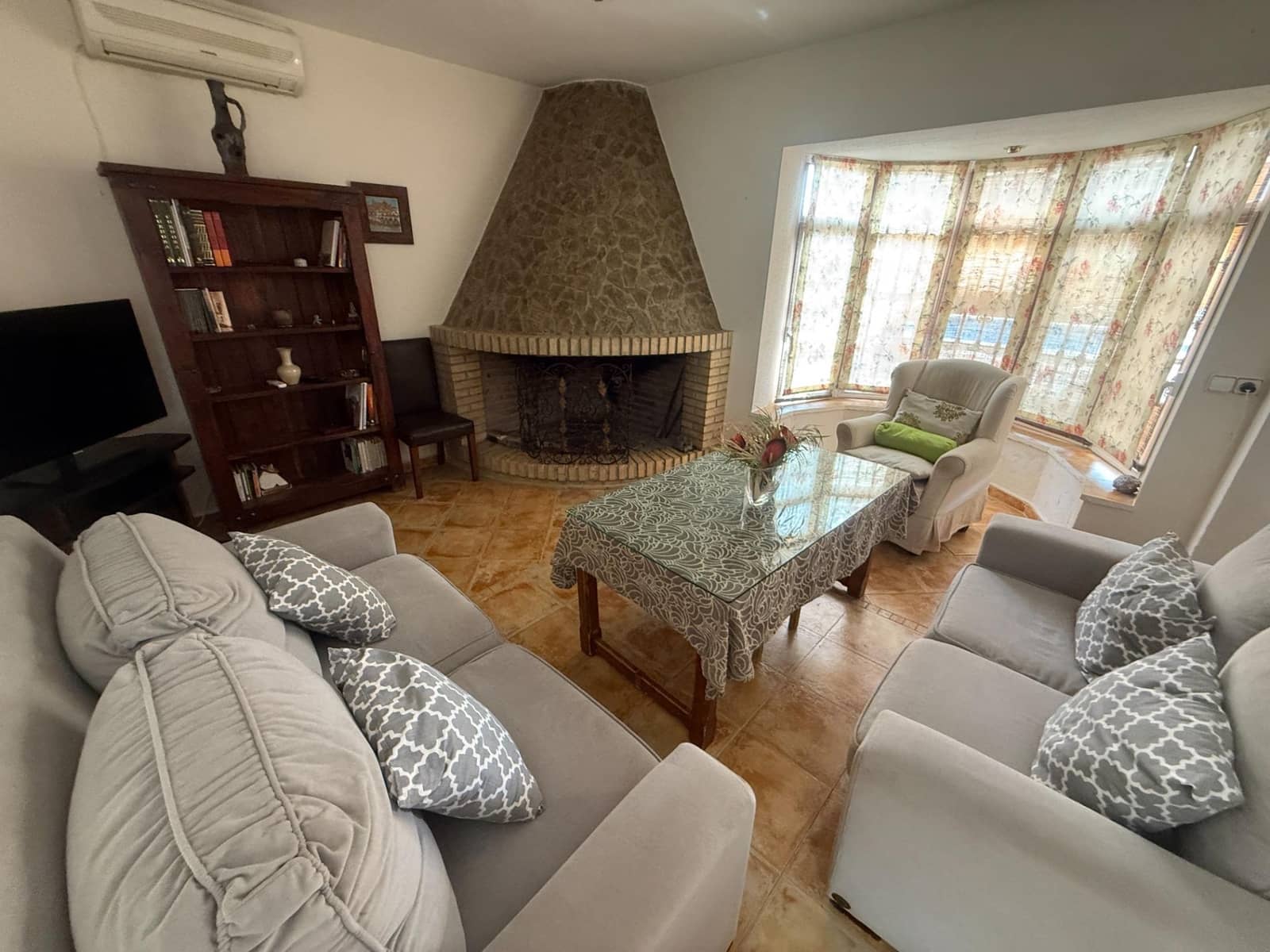 4 bedroom Villa for sale in Cordoba city with pool garage - € 349,900 (Ref: 9407992)