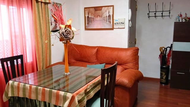 3 sovrum Lägenhet till salu i Viñuela-Rescatado, Córdoba stad - 115 000 € (Ref: 9440617)