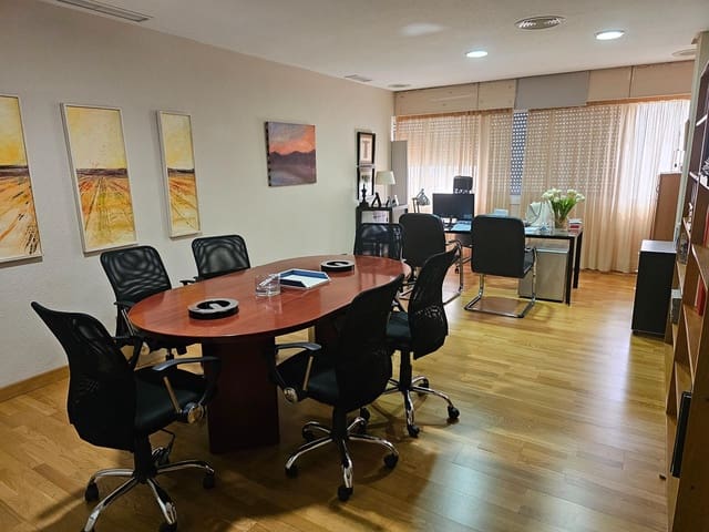 4 chambre Bureau à vendre à Centro, Cordoue ville - 224 900 € (Ref: 9443344)