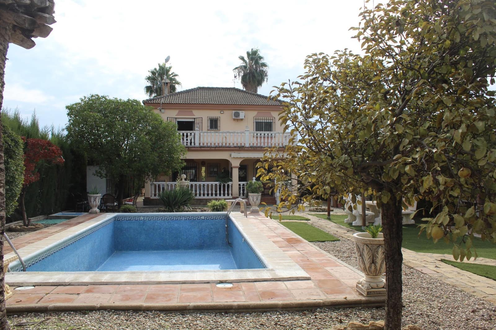 4 Zimmer Villa zu verkaufen in El Higueron mit Pool - 165.000 € (Ref: 9446441)