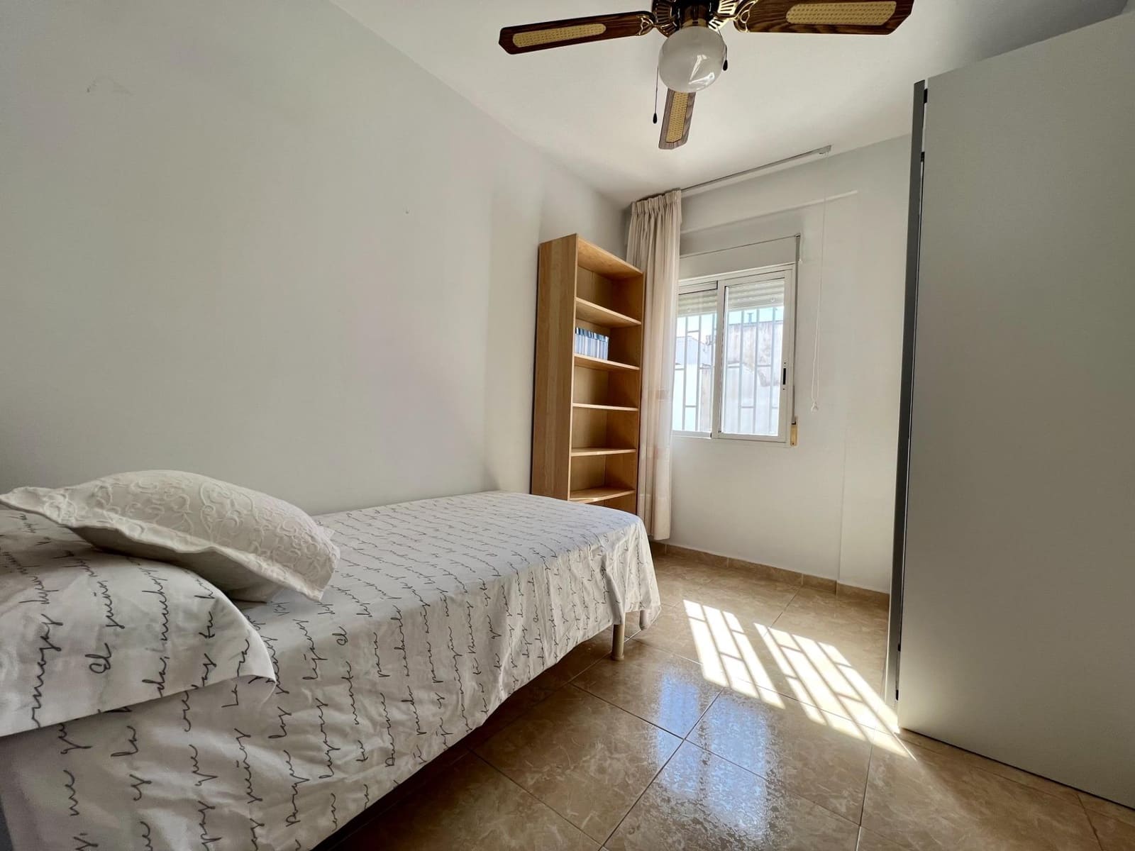 4 slaapkamer Flat te huur in Cordoba stad - € 240 (Ref: 9446442)