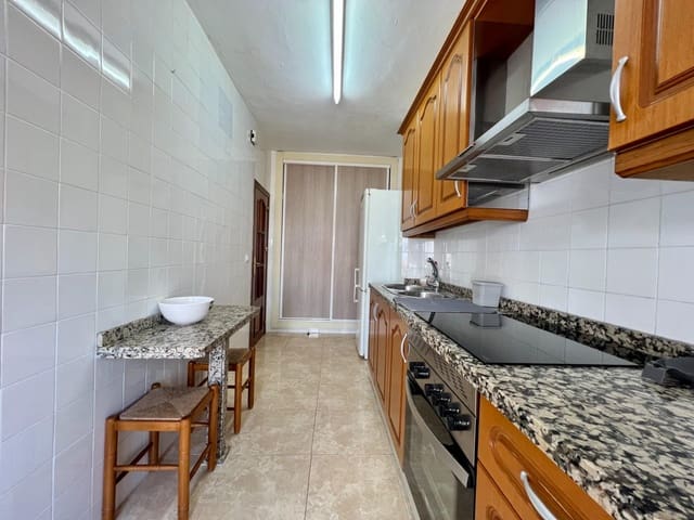4 Zimmer Wohnung zu vermieten in Córdoba Stadt - 240 € (Ref: 9446442)