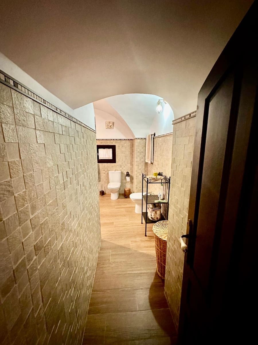 6 bedroom Townhouse for sale in Fuente Obejuna with garage - € 140,000 (Ref: 9449395)