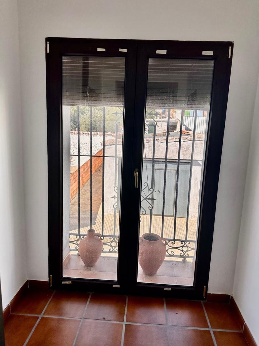 6 bedroom Townhouse for sale in Fuente Obejuna with garage - € 140,000 (Ref: 9449395)