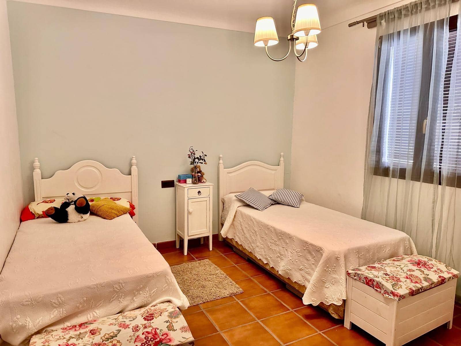 6 bedroom Townhouse for sale in Fuente Obejuna with garage - € 140,000 (Ref: 9449395)