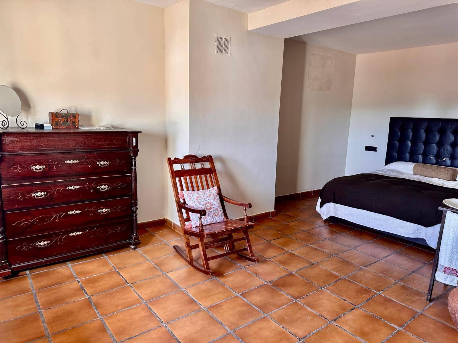 6 bedroom Townhouse for sale in Fuente Obejuna with garage - € 140,000 (Ref: 9449395)