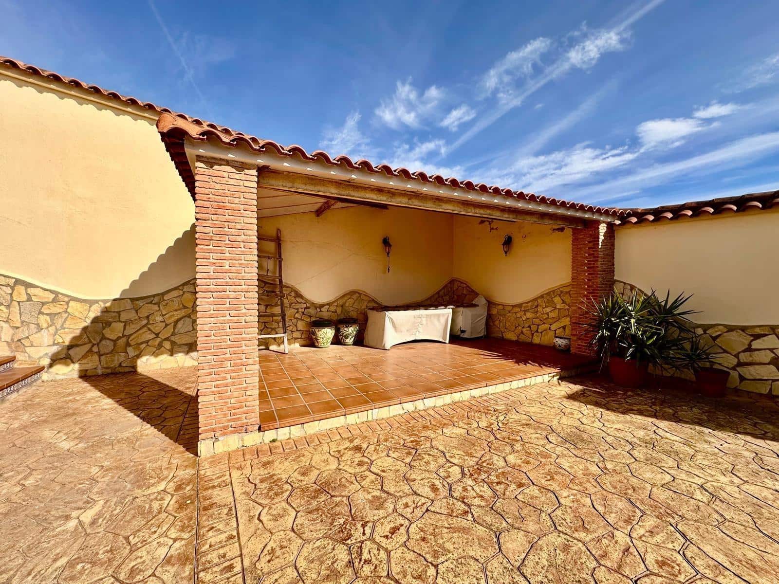 6 bedroom Townhouse for sale in Fuente Obejuna with garage - € 140,000 (Ref: 9449395)