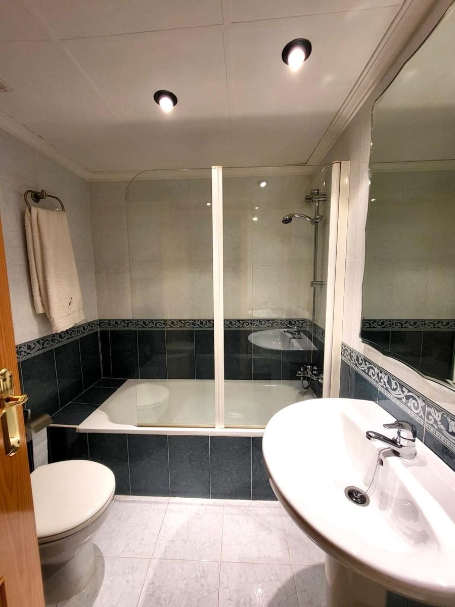 4 bedroom Flat for sale in Cordoba city with garage - € 325,000 (Ref: 9468539)