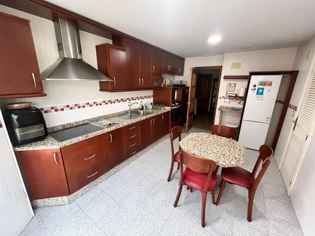 4 bedroom Flat for sale in Córdoba city - € 370,000 (Ref: 9476203)