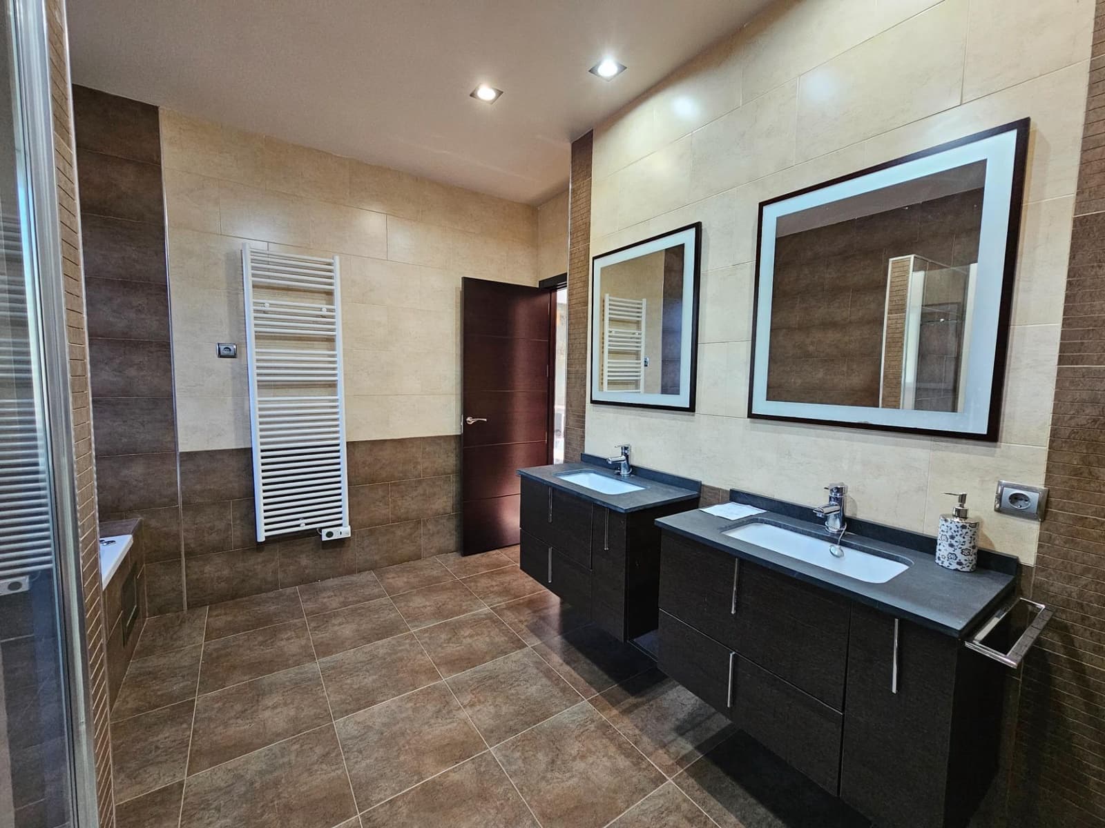 5 slaapkamer Villa te koop in Cordoba stad met zwembad garage - € 429.000 (Ref: 9476205)
