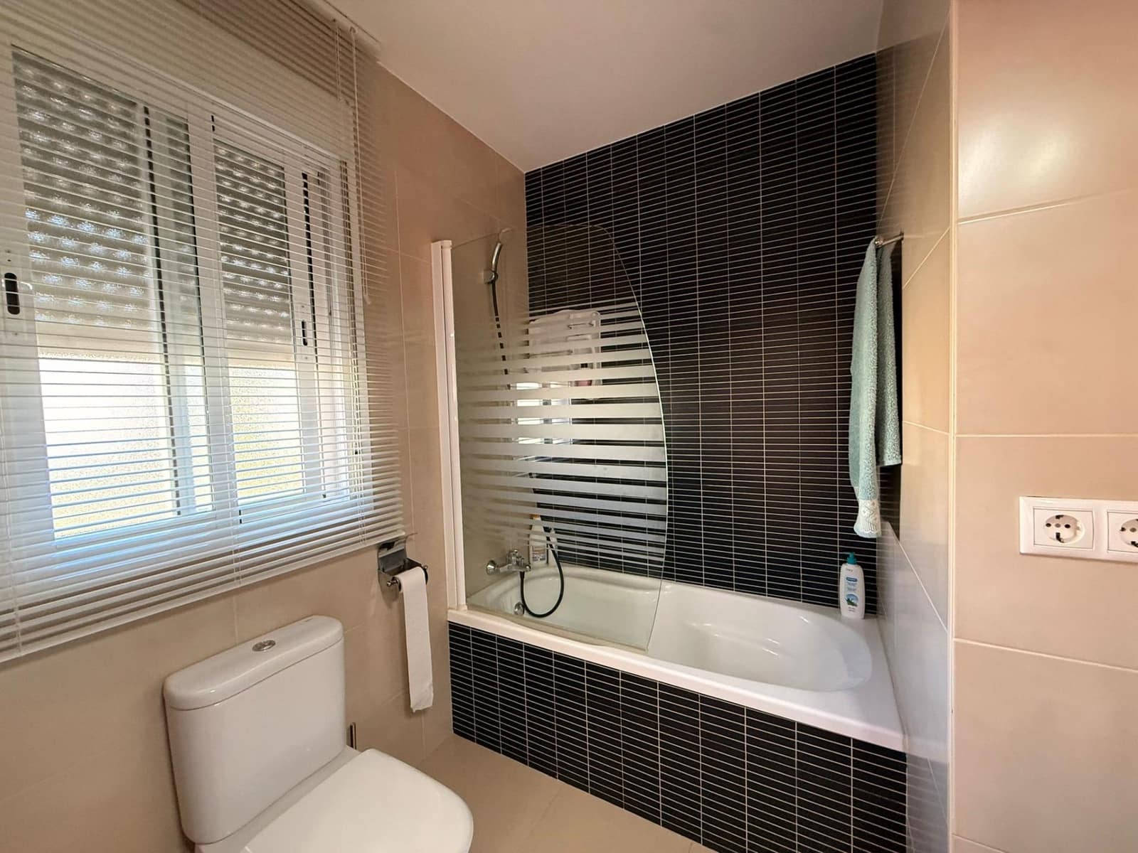 4 bedroom Townhouse for sale in La Victoria with garage - € 159,900 (Ref: 9476211)