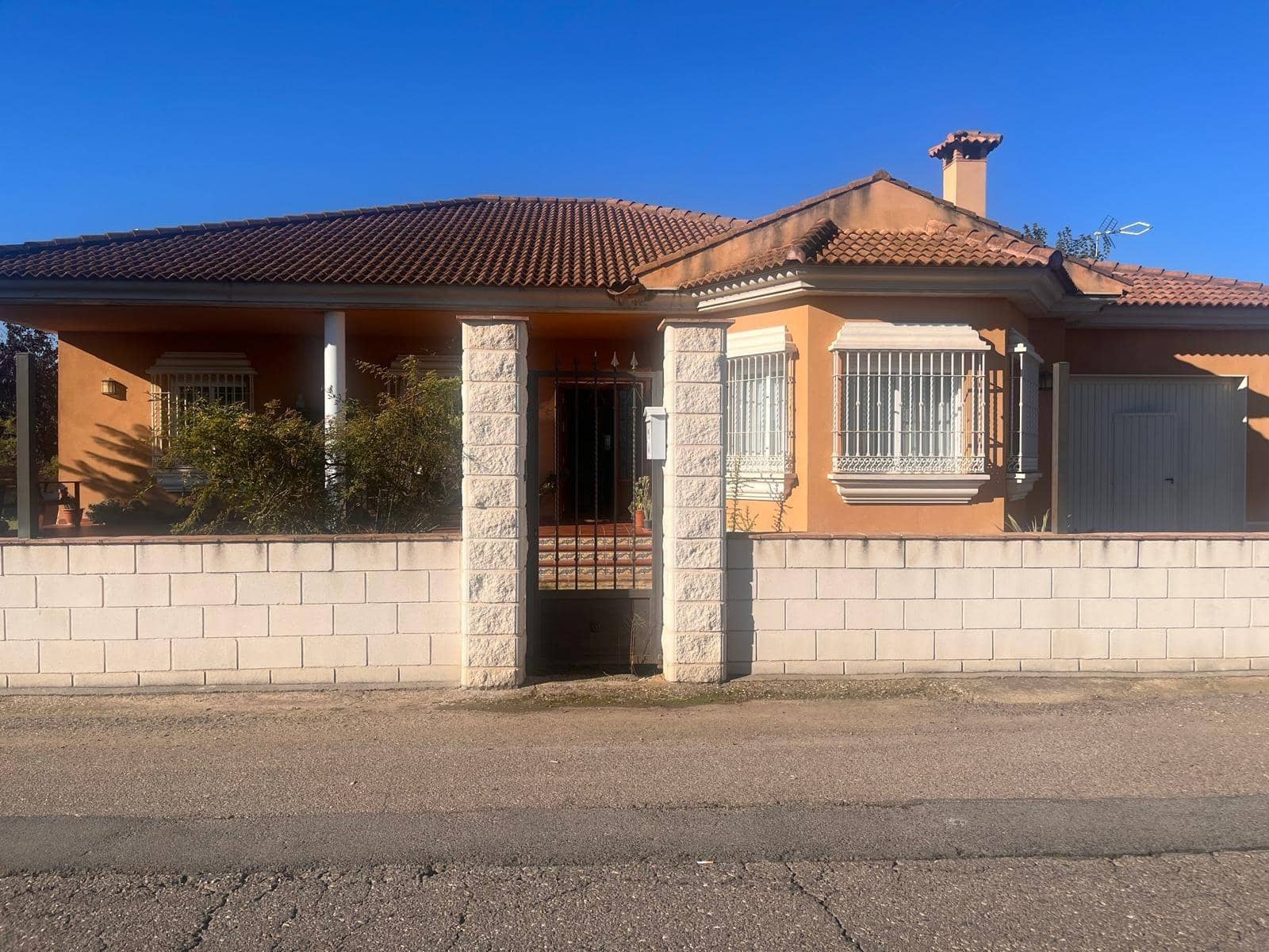 3 bedroom Villa for sale in Almodovar del Rio with garage - € 250,000 (Ref: 9479192)