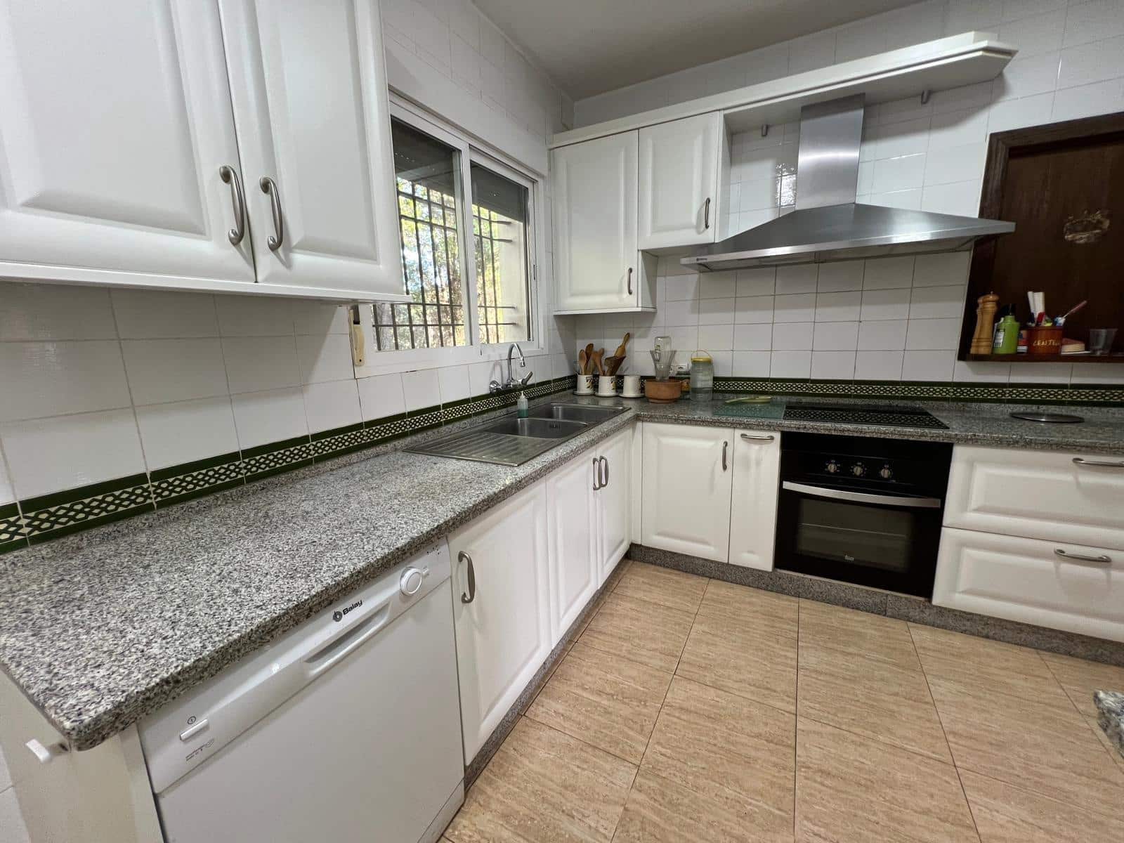 7 slaapkamer Villa te koop in Cordoba stad met zwembad garage - € 380.000 (Ref: 9485355)