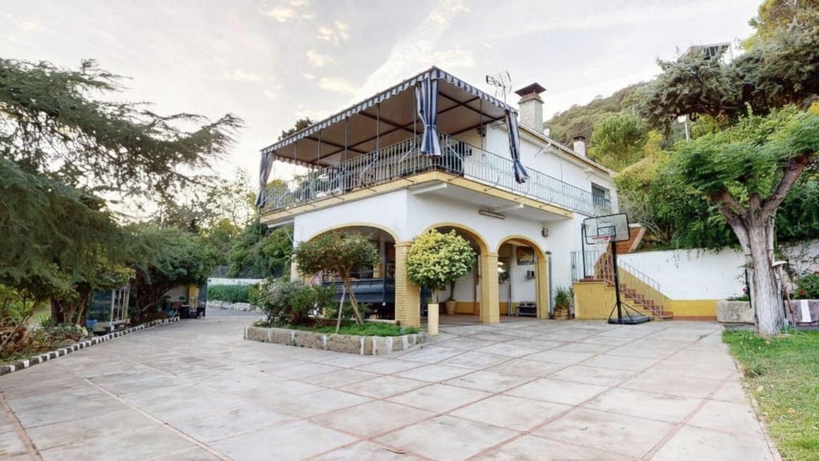 4 bedroom Villa for sale in Cordoba city with pool garage - € 925,000 (Ref: 9499022)