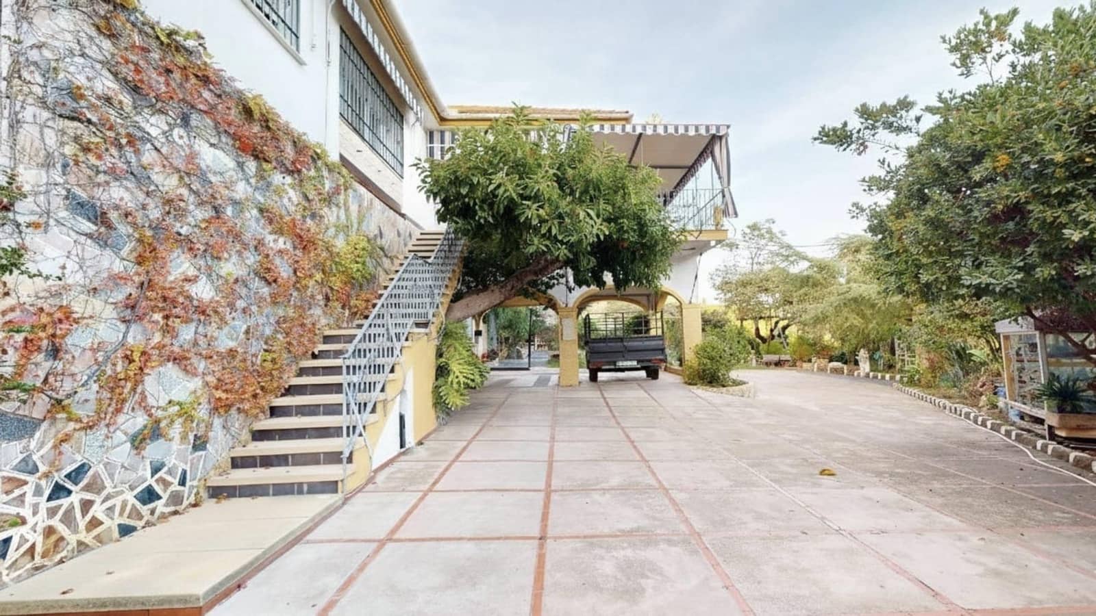 4 bedroom Villa for sale in Cordoba city with pool garage - € 925,000 (Ref: 9499022)