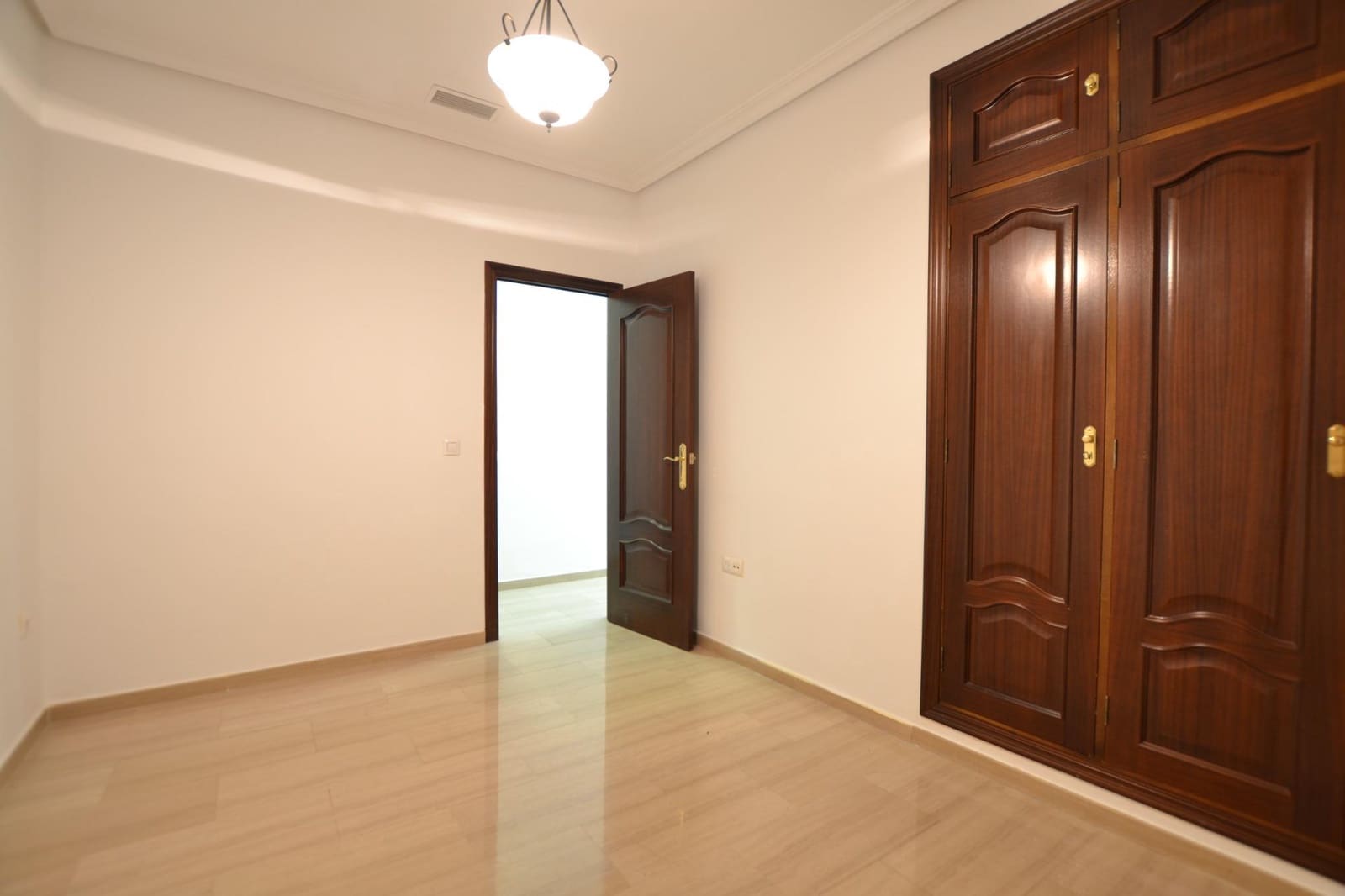 4 bedroom Flat for sale in Cordoba city - € 339,900 (Ref: 9527781)