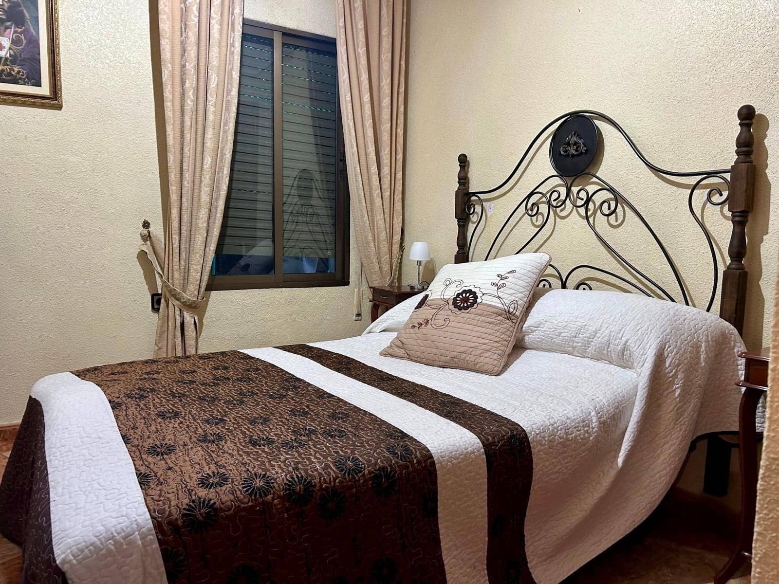 5 bedroom Flat for sale in Cordoba city - € 220,000 (Ref: 9541215)