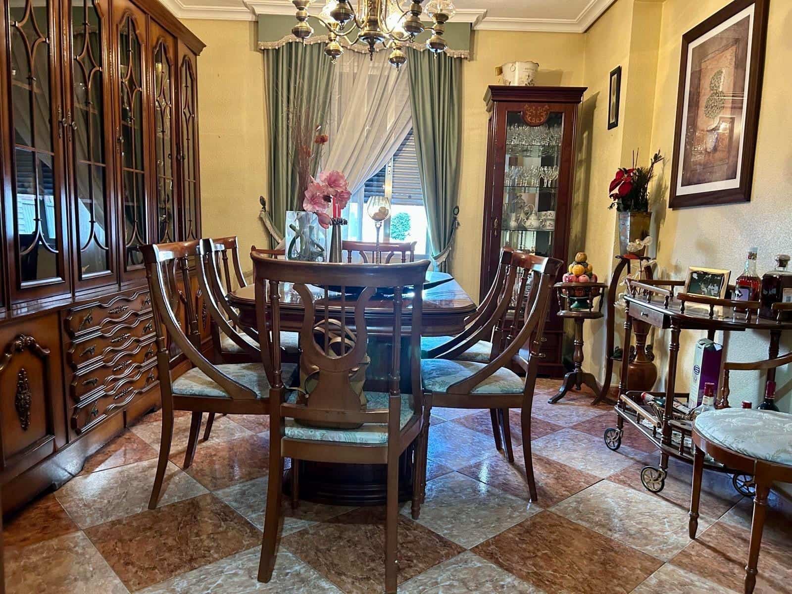 5 bedroom Flat for sale in Cordoba city - € 220,000 (Ref: 9541215)