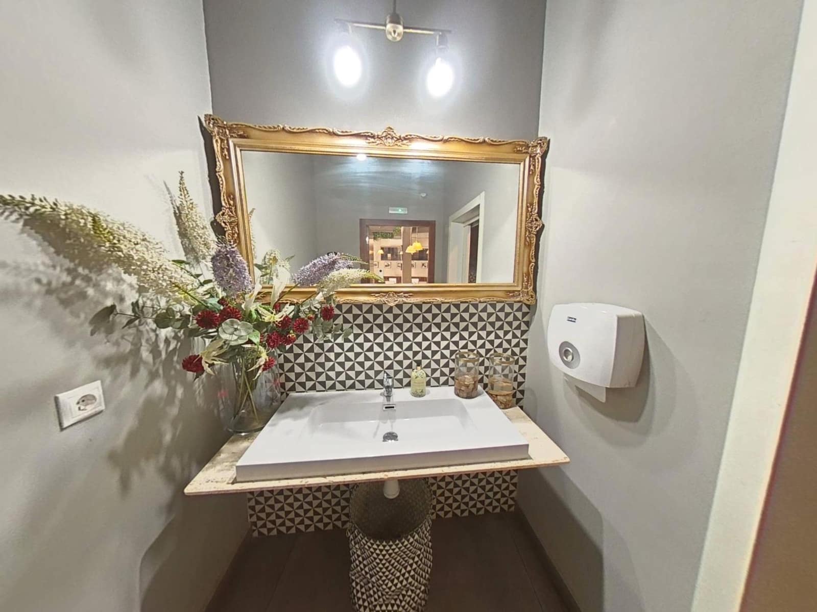 Bedrift til leie i Cordoba by - € 800 (Ref: 9568750)