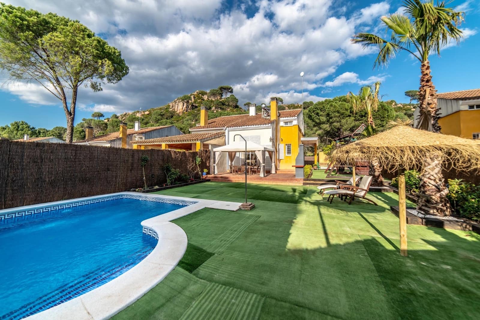 3 bedroom Villa for sale in Cordoba city with pool - € 239,000 (Ref: 9596250)