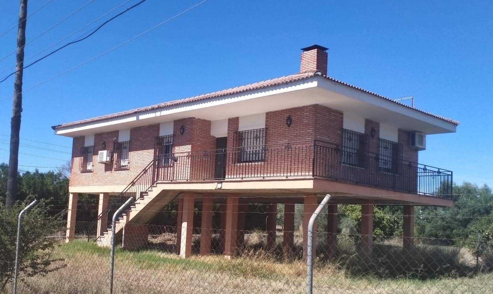 4 bedroom Villa for sale in Cordoba city with pool garage - € 164,500 (Ref: 9596254)