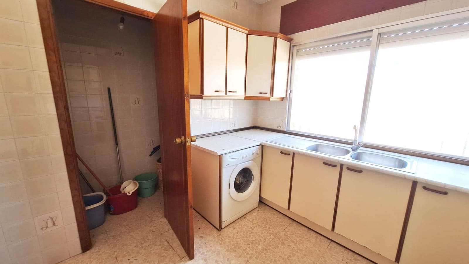 4 bedroom Villa for sale in Cordoba city with pool garage - € 164,500 (Ref: 9596254)