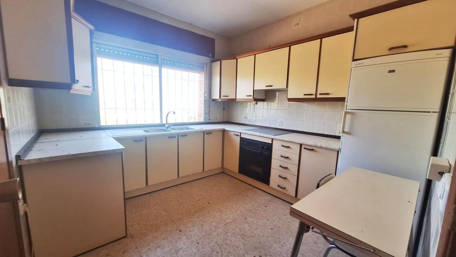 4 bedroom Villa for sale in Cordoba city with pool garage - € 164,500 (Ref: 9596254)