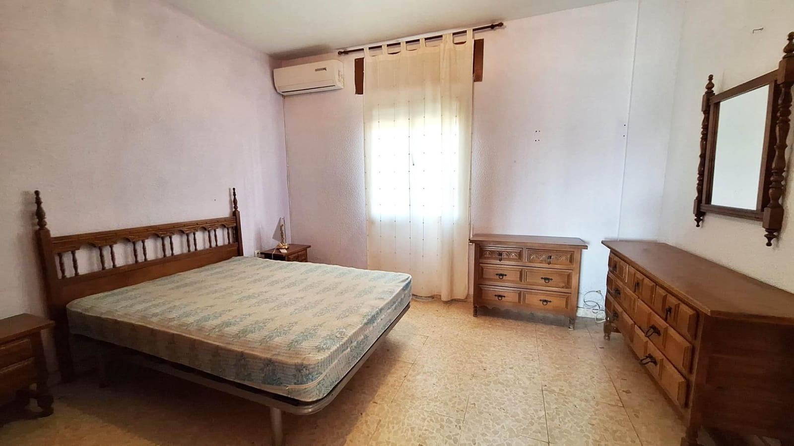 4 bedroom Villa for sale in Cordoba city with pool garage - € 164,500 (Ref: 9596254)