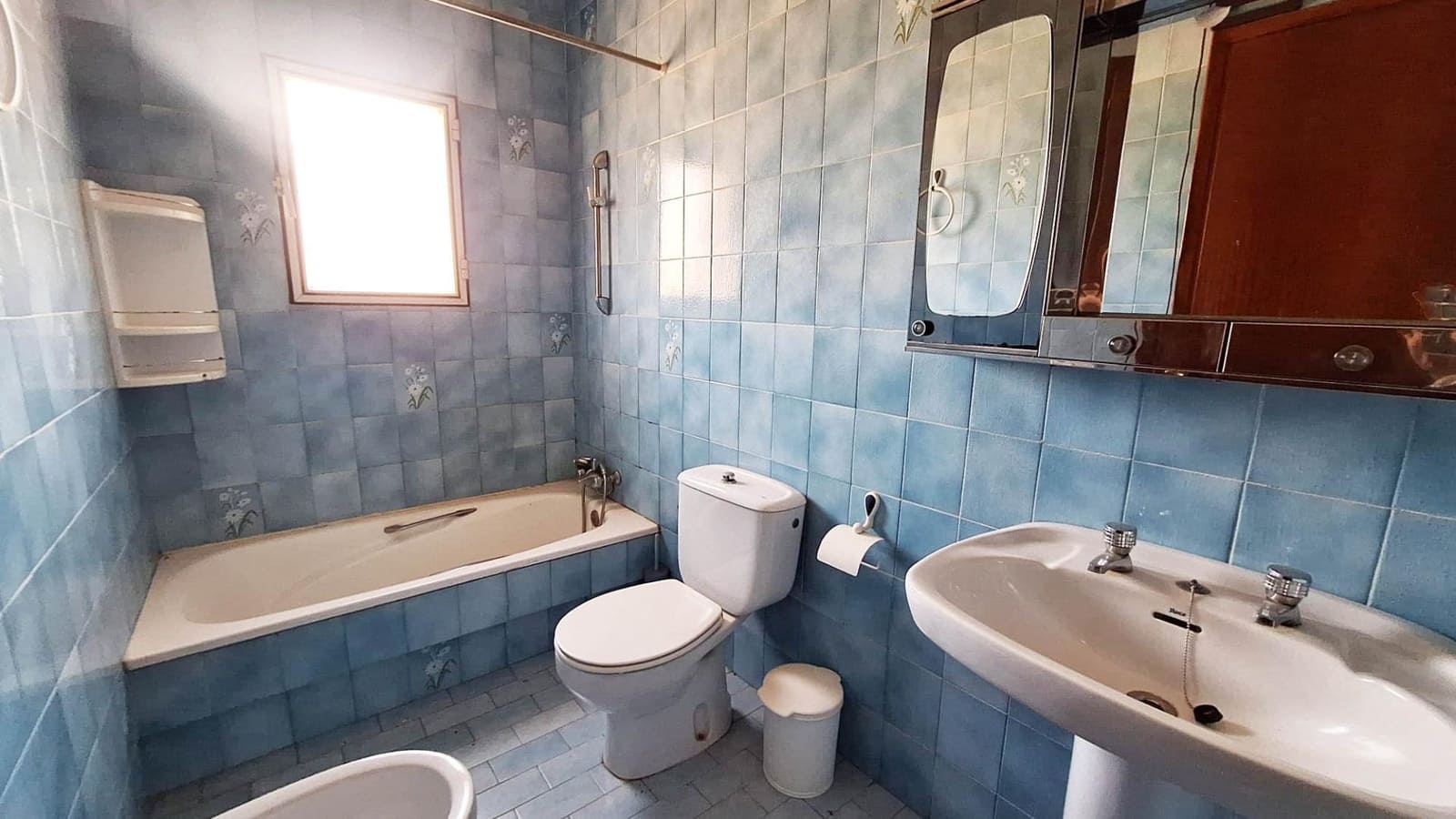 4 bedroom Villa for sale in Cordoba city with pool garage - € 164,500 (Ref: 9596254)