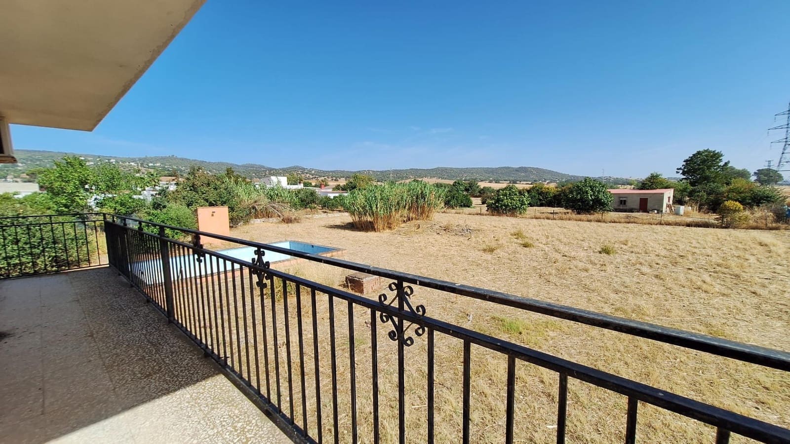 4 bedroom Villa for sale in Cordoba city with pool garage - € 164,500 (Ref: 9596254)