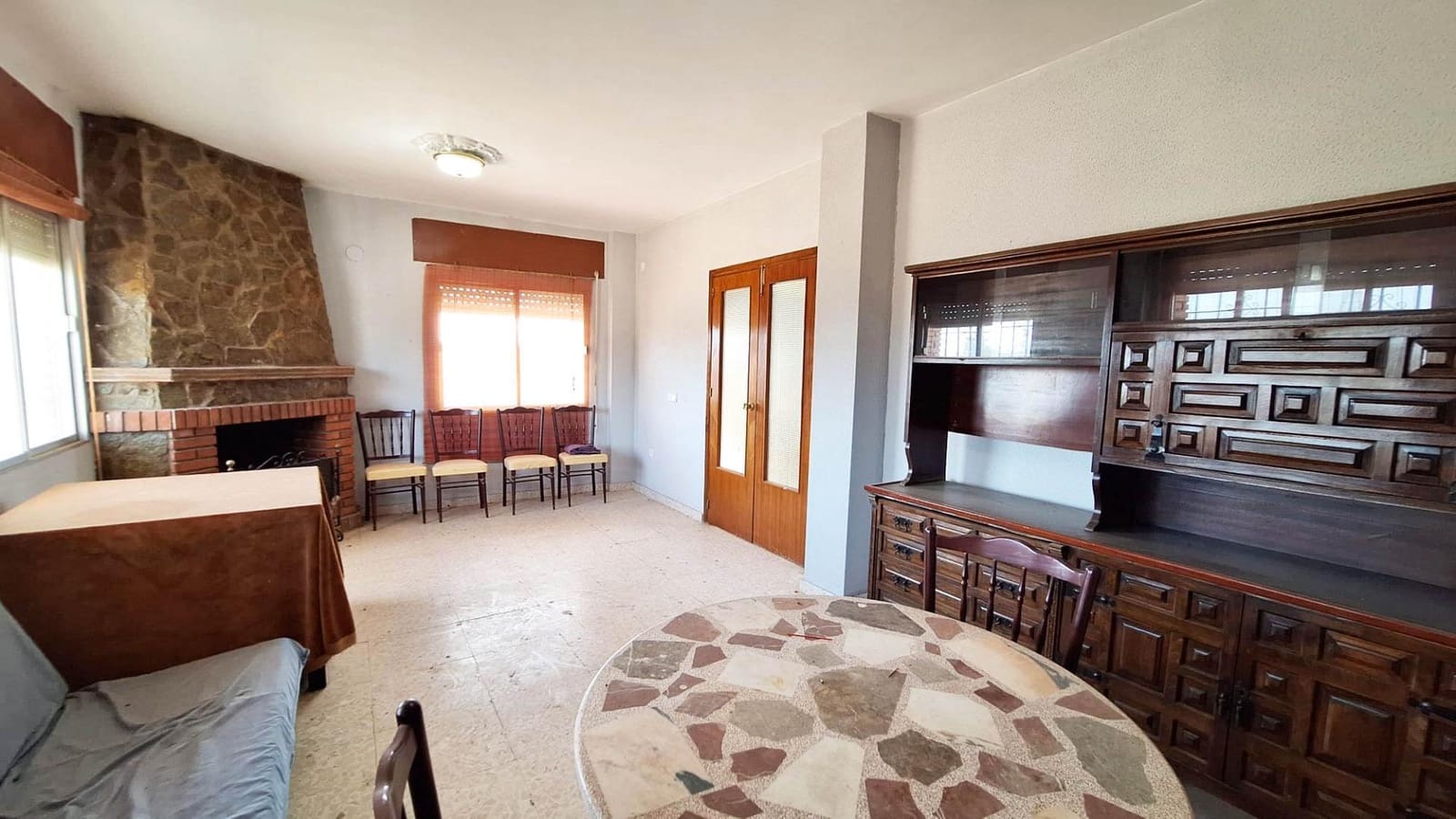 4 bedroom Villa for sale in Cordoba city with pool garage - € 164,500 (Ref: 9596254)