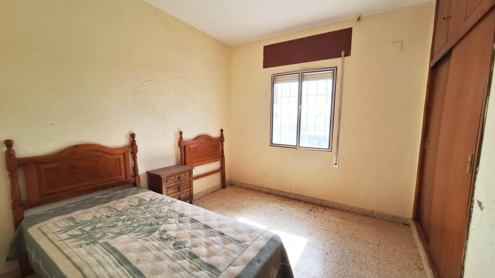 4 bedroom Villa for sale in Cordoba city with pool garage - € 164,500 (Ref: 9596254)