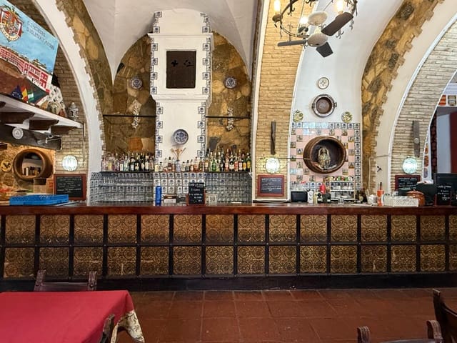 Restaurang/Bar till salu i Fernán Núñez med garage - 1 500 000 € (Ref: 9615616)