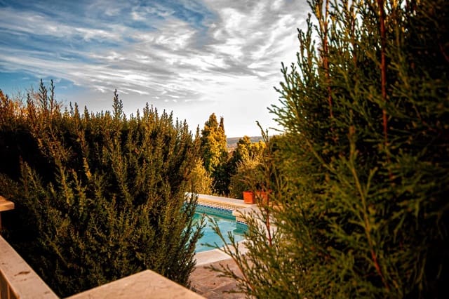 4 soveværelse Finca/Landehus til salg i Almodóvar del Río med swimmingpool garage - € 165.000 (Ref: 9622411)