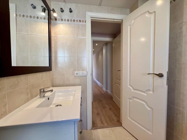 3 makuuhuone Huoneisto myytävänä paikassa Los Boliches , Fuengirola mukana 
autotalli - 330 000 € (Ref: 9648256)