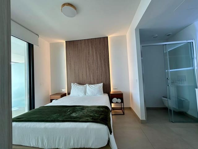 2 slaapkamer Flat te koop in Carvajal, Fuengirola met zwembad garage - € 649.000 (Ref: 9701709)
