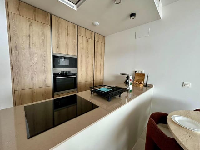 2 slaapkamer Flat te koop in Carvajal, Fuengirola met zwembad garage - € 649.000 (Ref: 9701709)