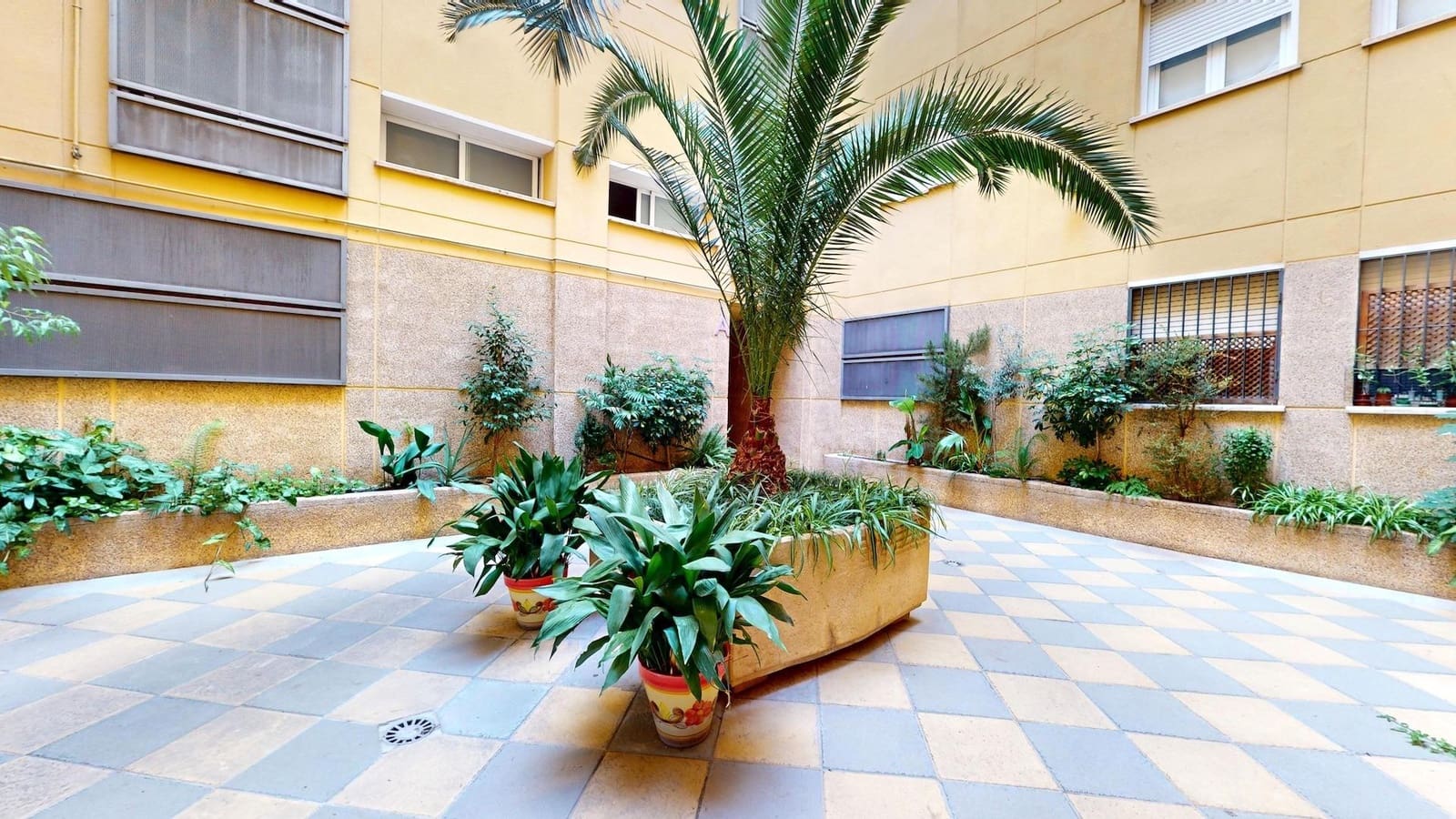 3 bedroom Flat for sale in Cordoba city with garage - € 190,000 (Ref: 9721773)