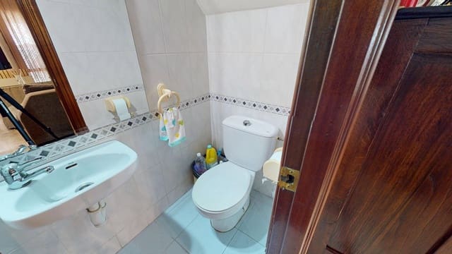 4 bedroom Apartment for sale in Santa Marina, Córdoba city - € 239,000 (Ref: 9721776)