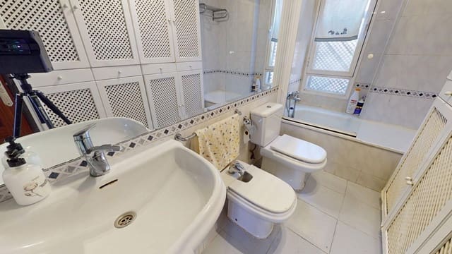 4 bedroom Apartment for sale in Santa Marina, Córdoba city - € 239,000 (Ref: 9721776)