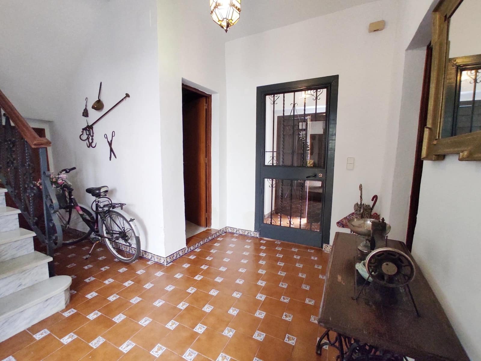 7 bedroom Villa for sale in Cordoba city - € 339,000 (Ref: 9721778)