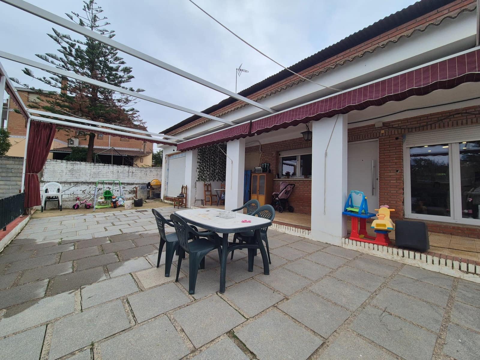 3 bedroom Villa for sale in Cordoba city with pool garage - € 230,000 (Ref: 9721781)