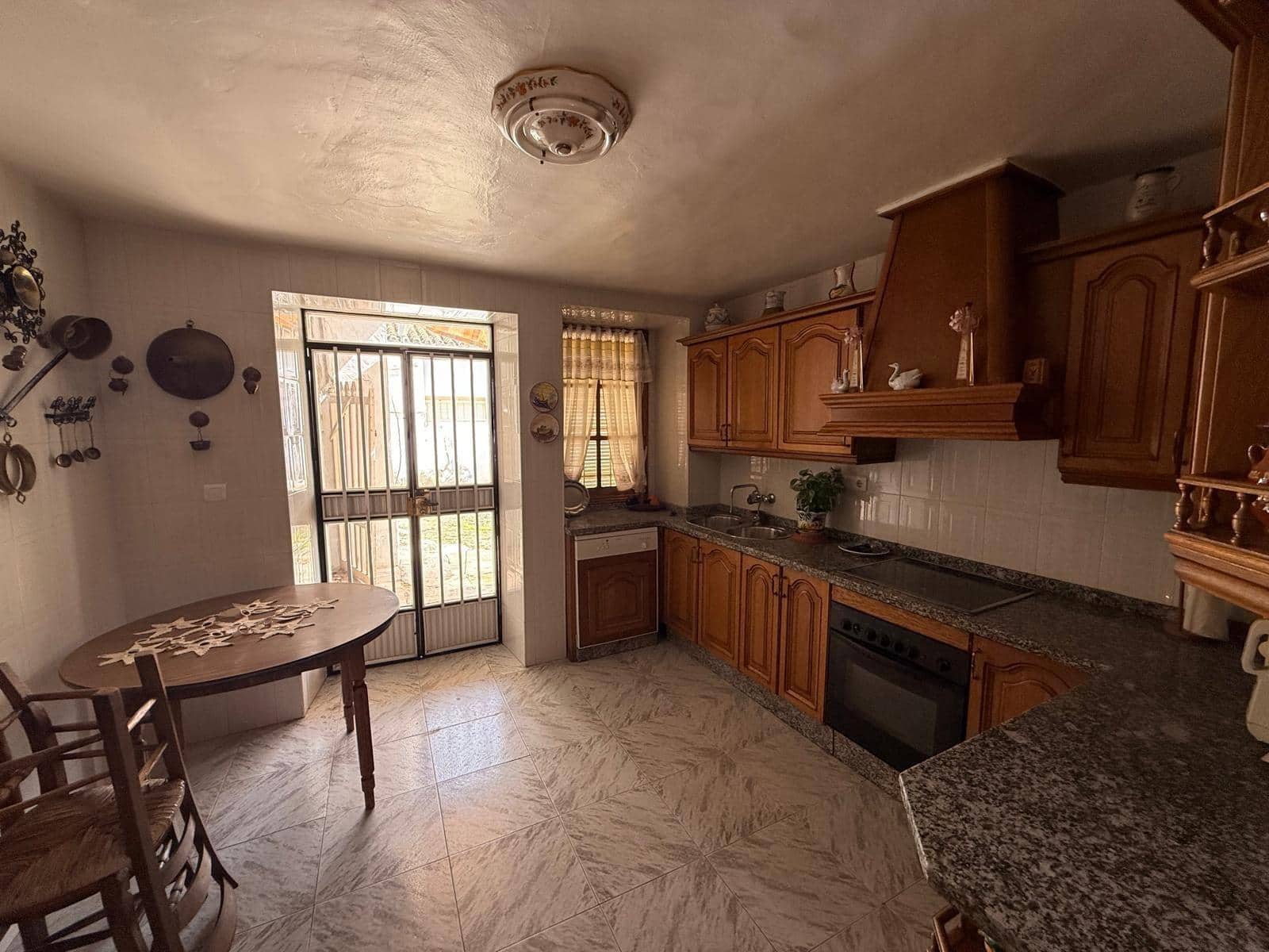 5 bedroom Townhouse for sale in Benameji with garage - € 250,000 (Ref: 9721782)