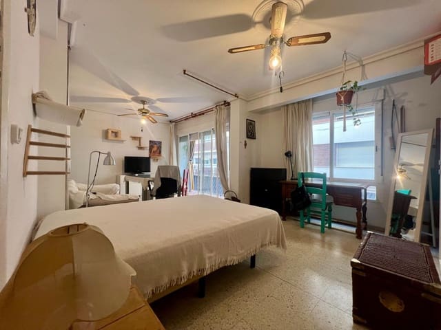 5 sovrum Lägenhet till salu i Córdoba stad - 225 000 € (Ref: 9748095)